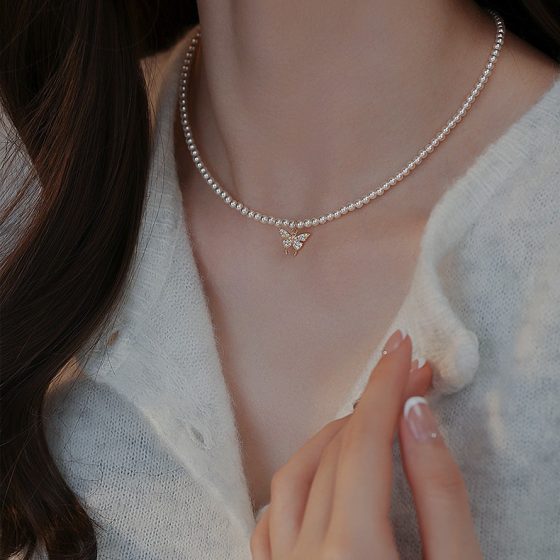 The correct way to wear a pearl necklace